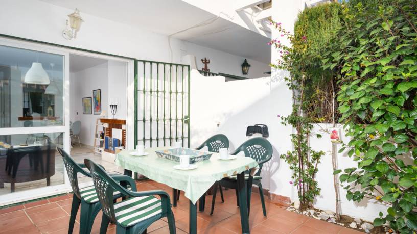 Miramar sunny patio in Fuengirola Ref 79