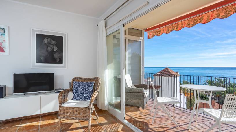 Lovely beachfront flat with sunny balcony Ref 40