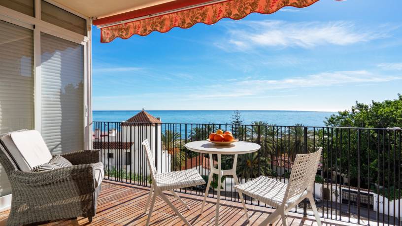 Lovely beachfront flat with sunny balcony Ref 40